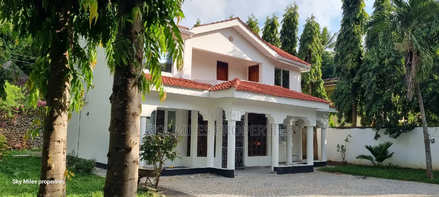 Mtwapa's La-Marina Side: 5 Bedroom Maisonette Up for Grabs in Mtwapa