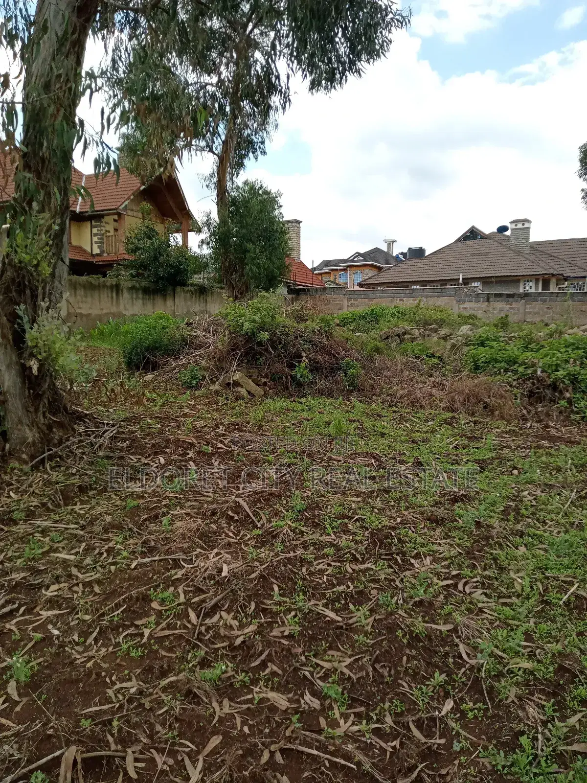1/2 Acre Hillside With Perimeter Wall . in Kapsuswa