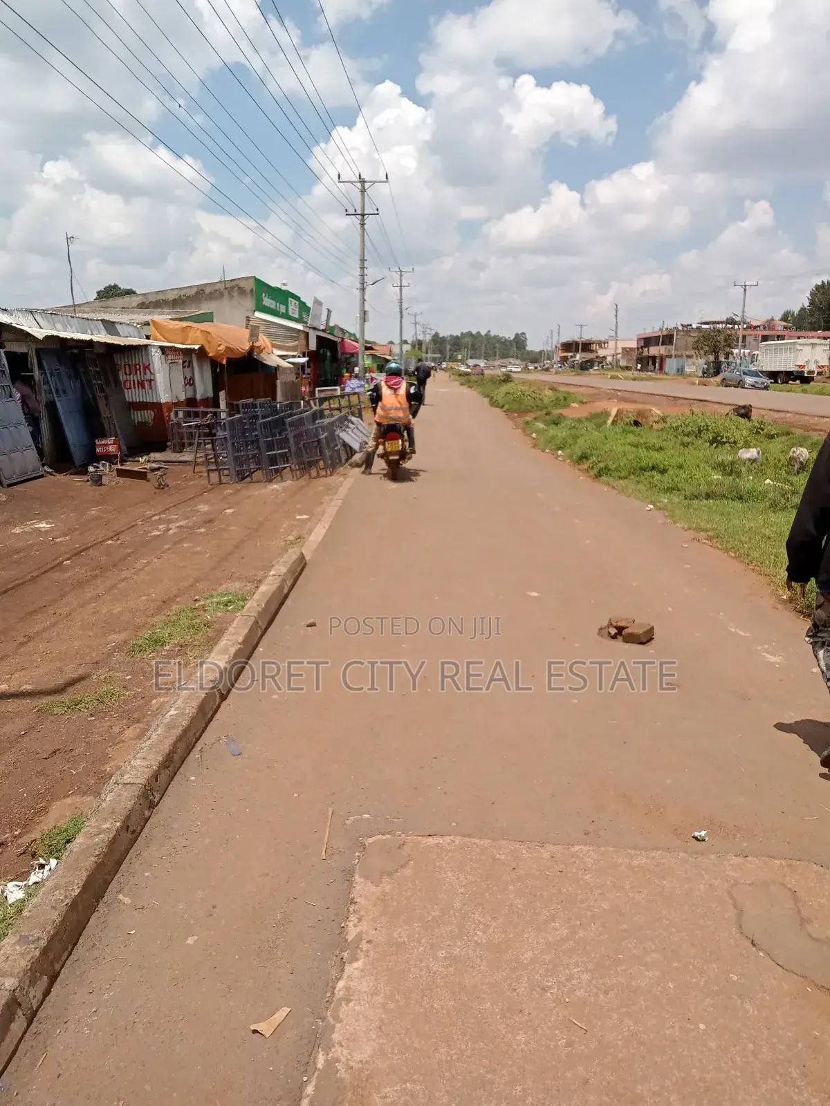1/8 Plot Junction Kimumu Touching Tarmac in Kapsuswa