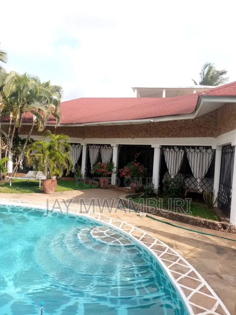 Furnished 8bdrm Villa in Casurina, Town Centre for sale in Town Centre