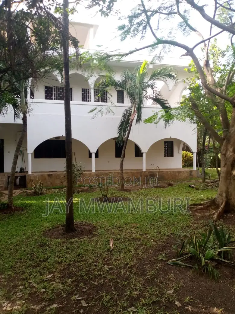 Furnished 8bdrm Villa in Casurina, Town Centre for sale in Town Centre