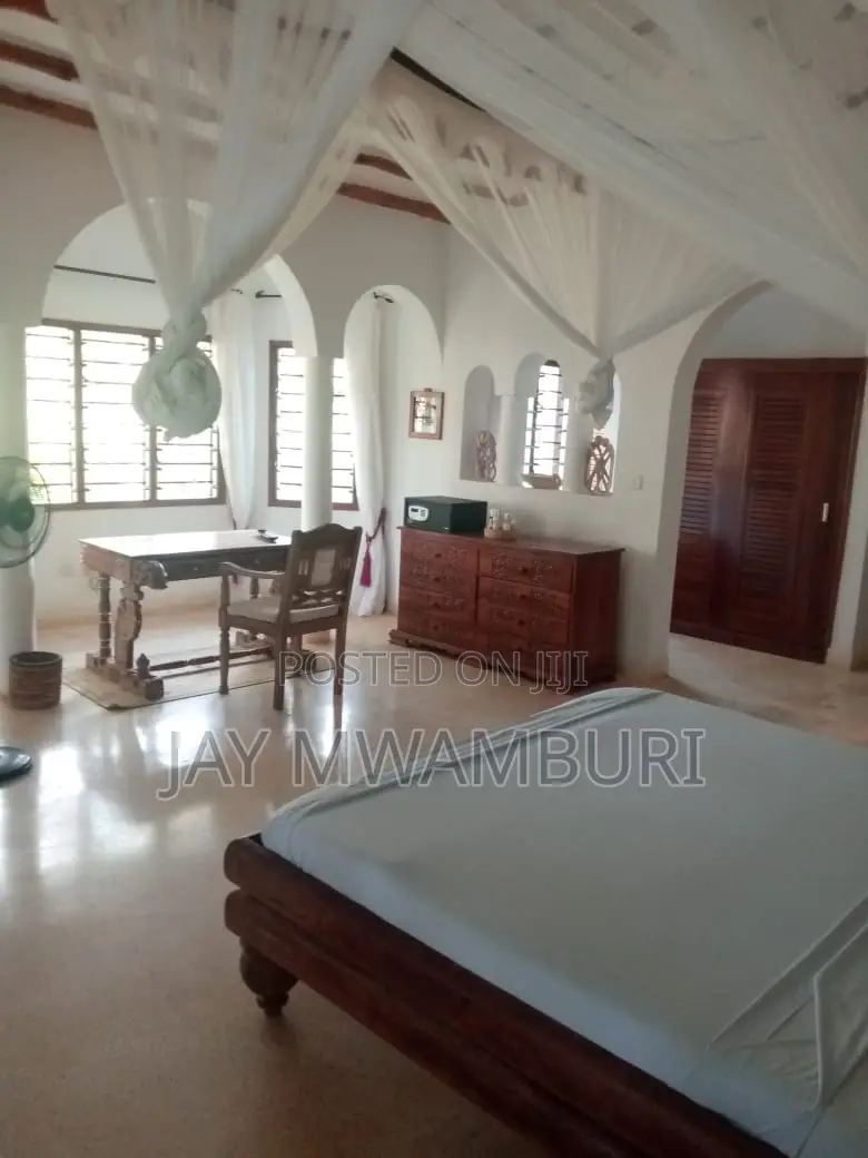 Furnished 8bdrm Villa in Casurina, Town Centre for sale in Town Centre