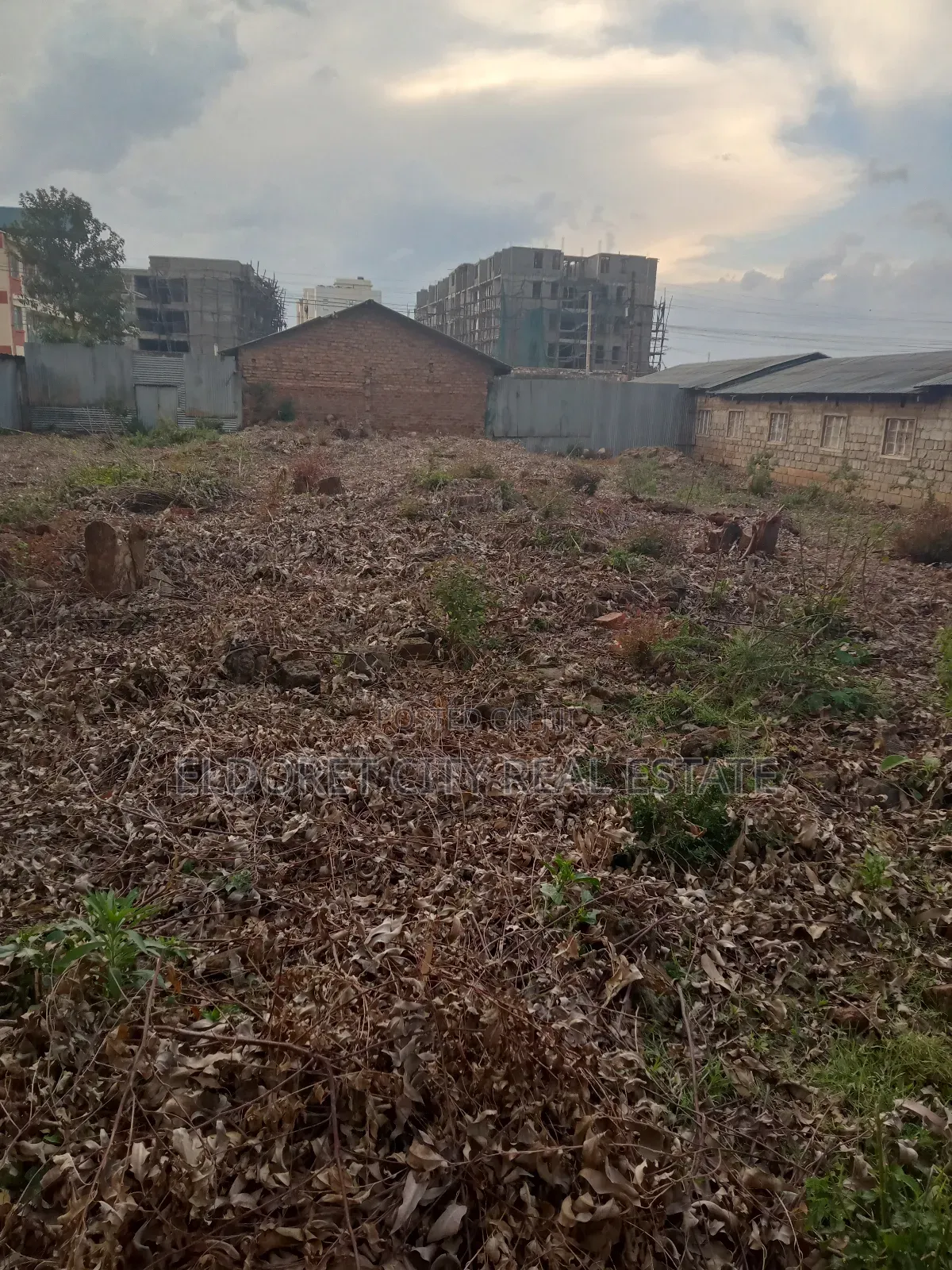 1/4 Plot Annex Ideal for Commercial Use With Title. in Kapsuswa
