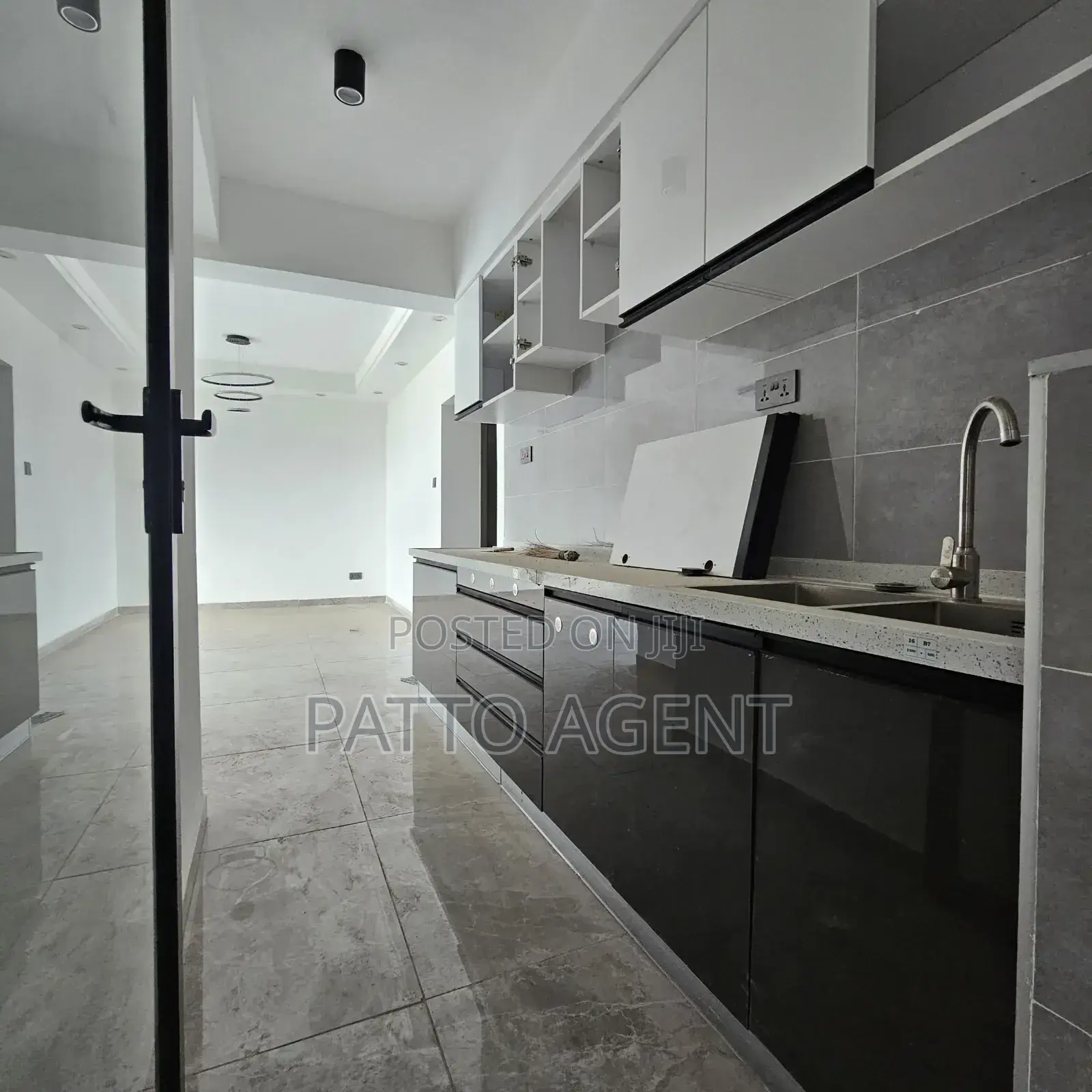 3bdrm Apartment in Valley Arcade, Lavington for sale in Lavington