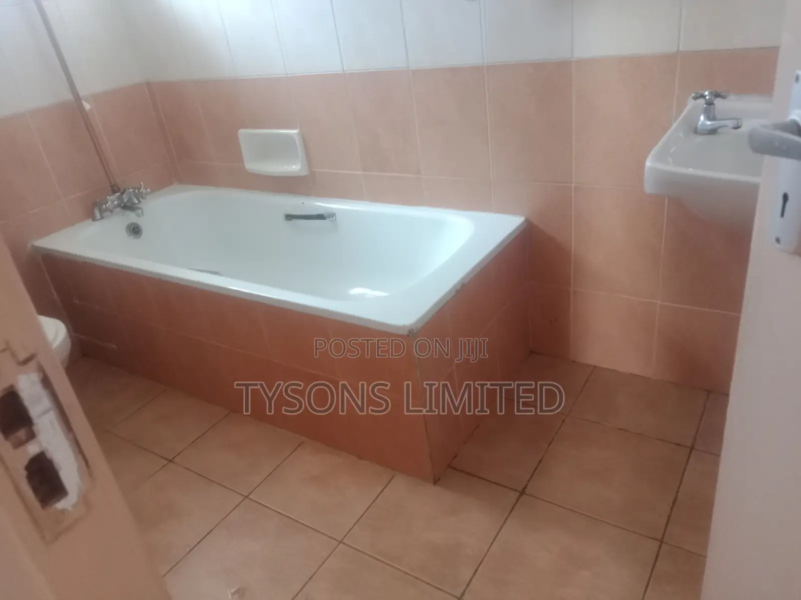 3bdrm Apartment in Madaraka Estate for sale in Akiba Estate