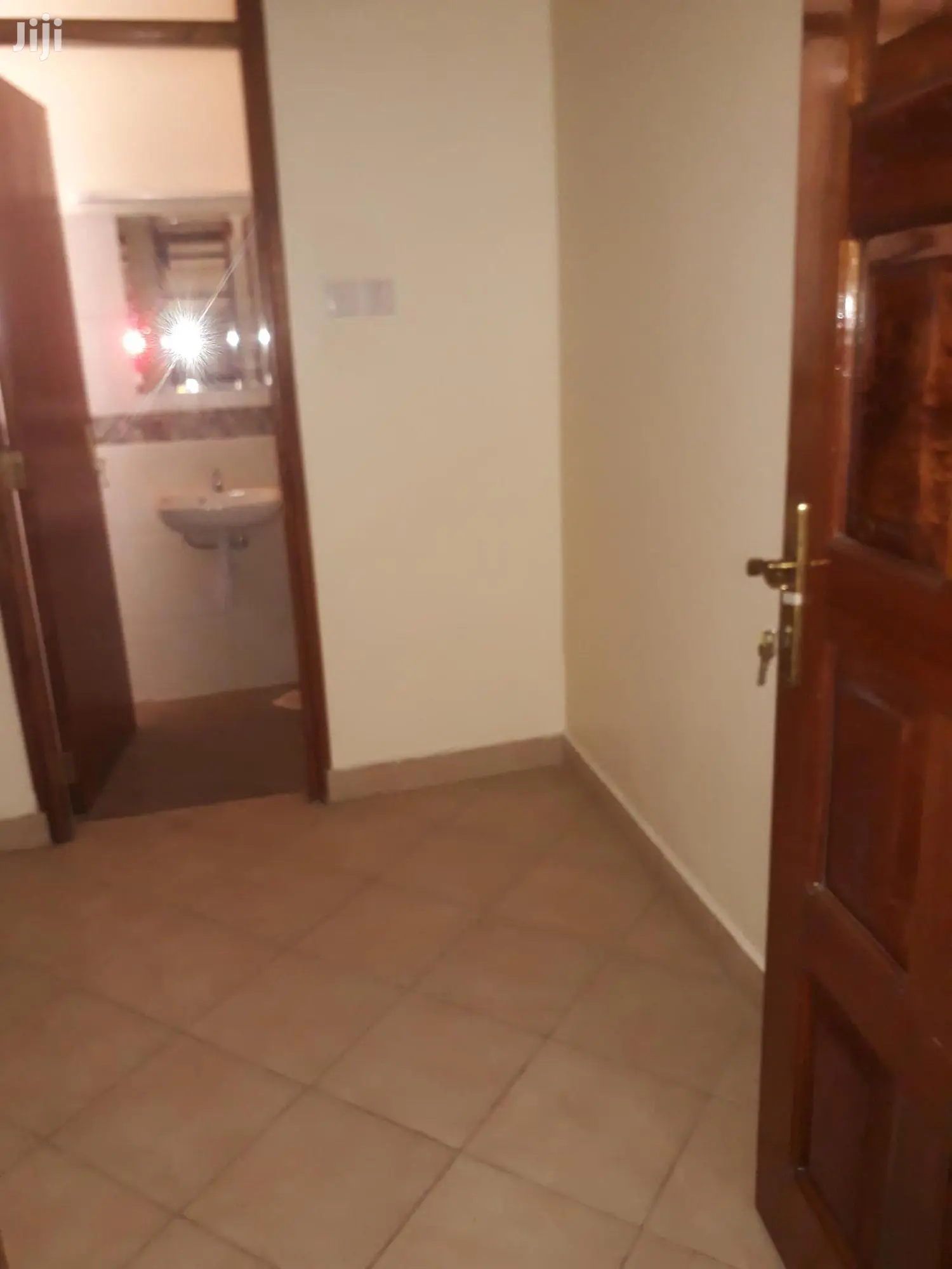 Lavington Studio Rental: Spacious Living Space Available in Lavington
