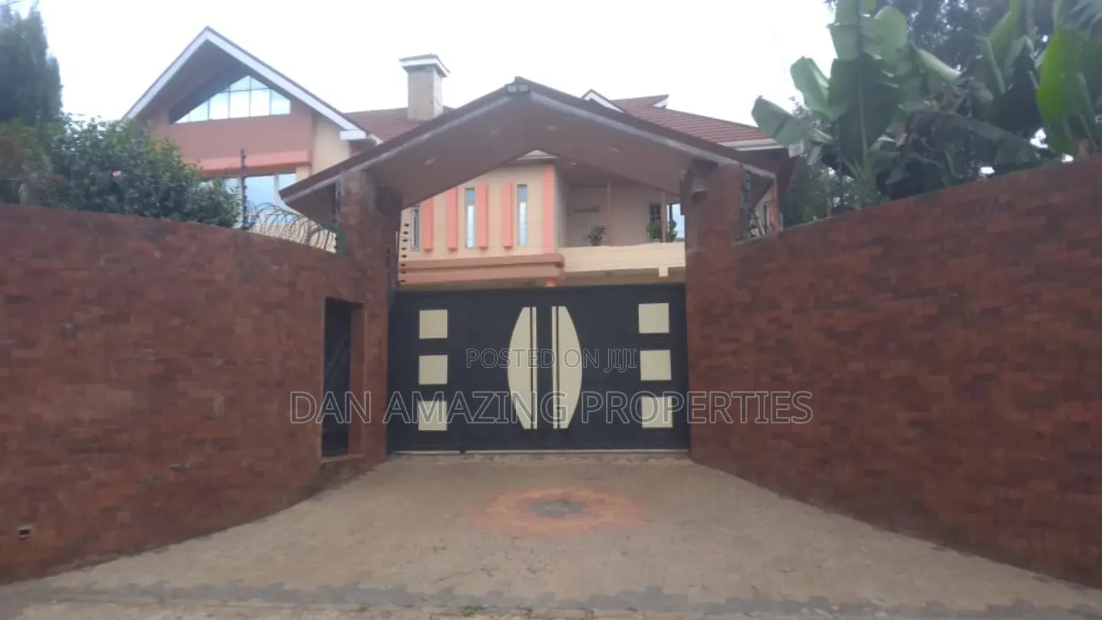 9bdrm Maisonette in Kerarapon Dr On 1/4 for sale in Kerarapon