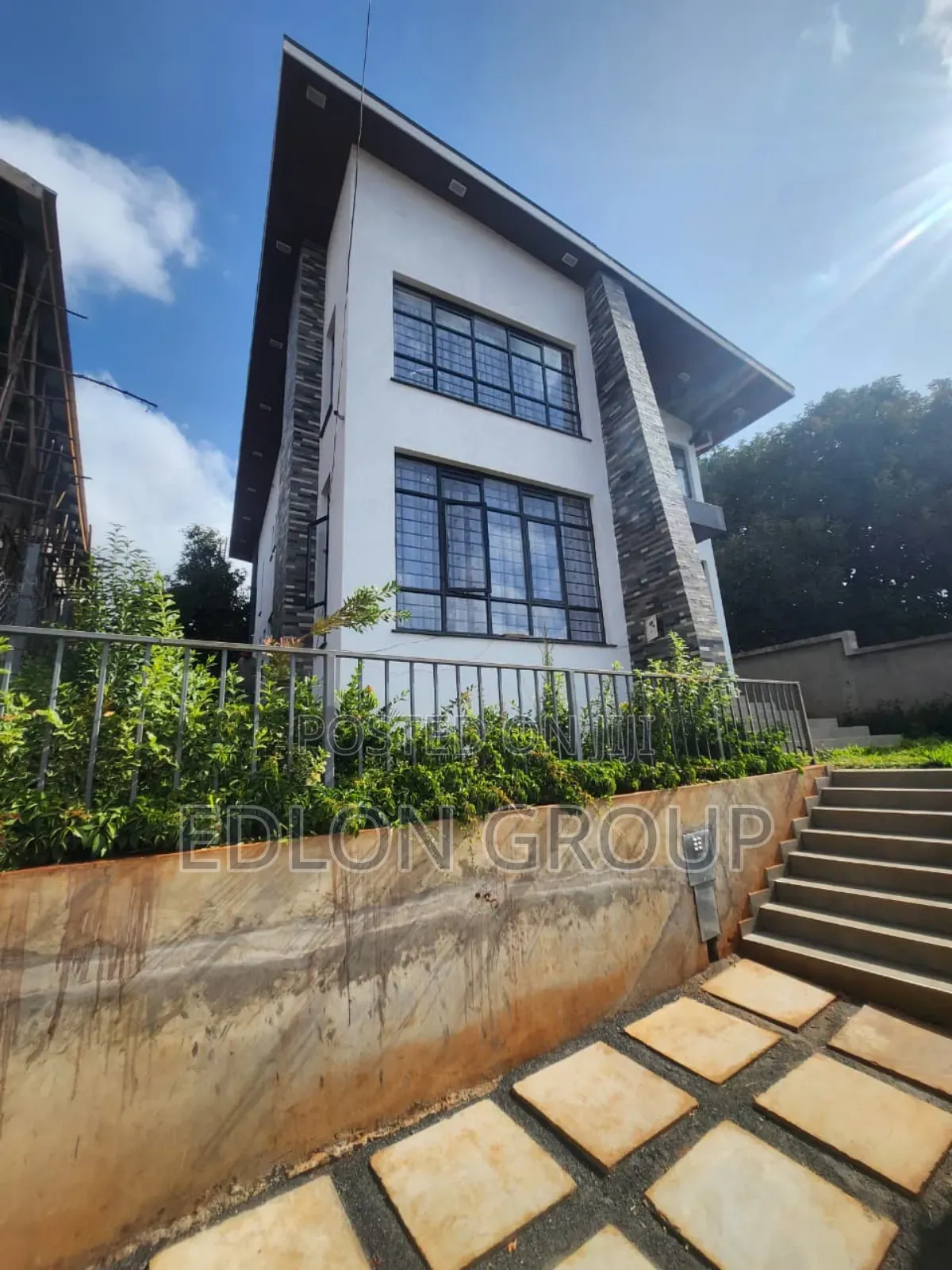 4bdrm Maisonette in Zambezi/Sigona for sale in Zambezi/Sigona