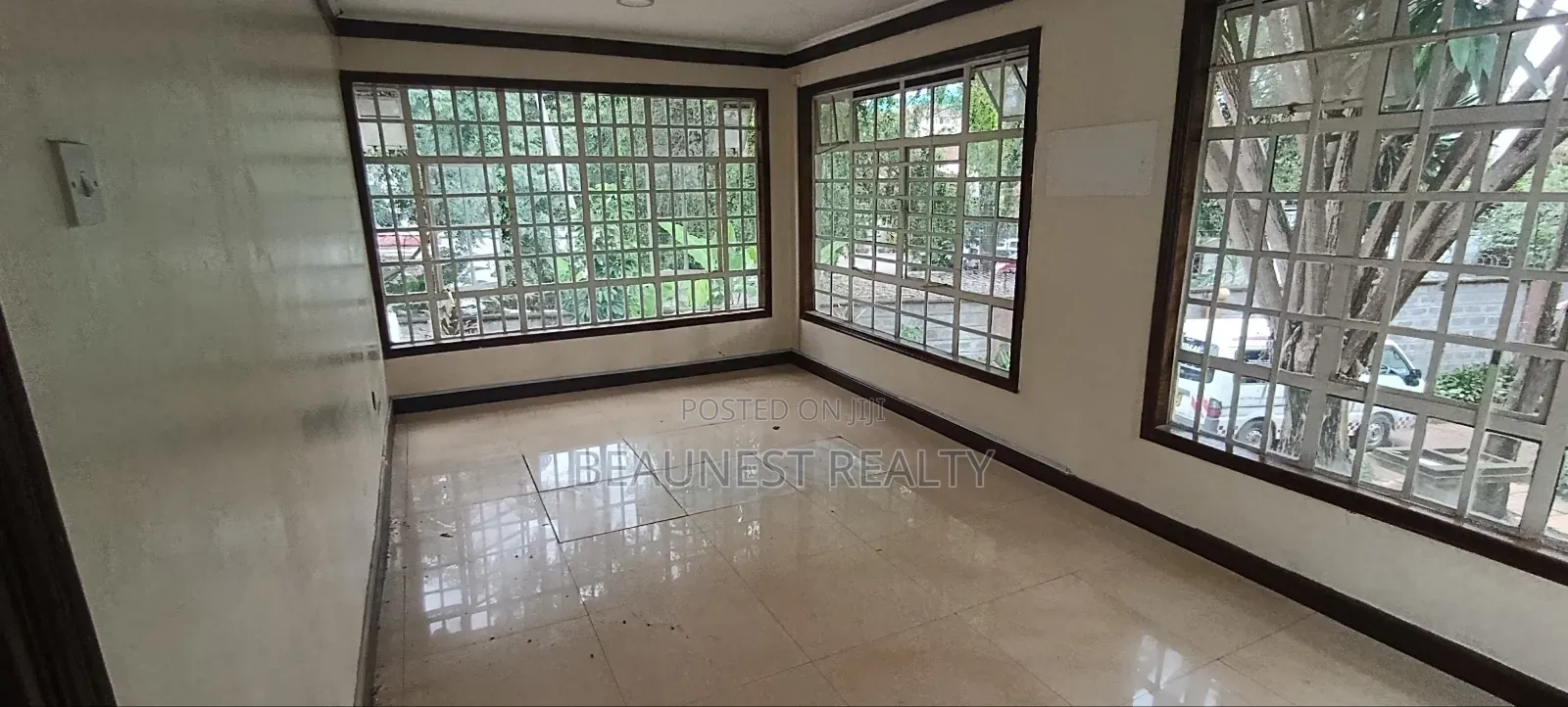 5 Bedroom Townhouse Office to Let in Spring Valley