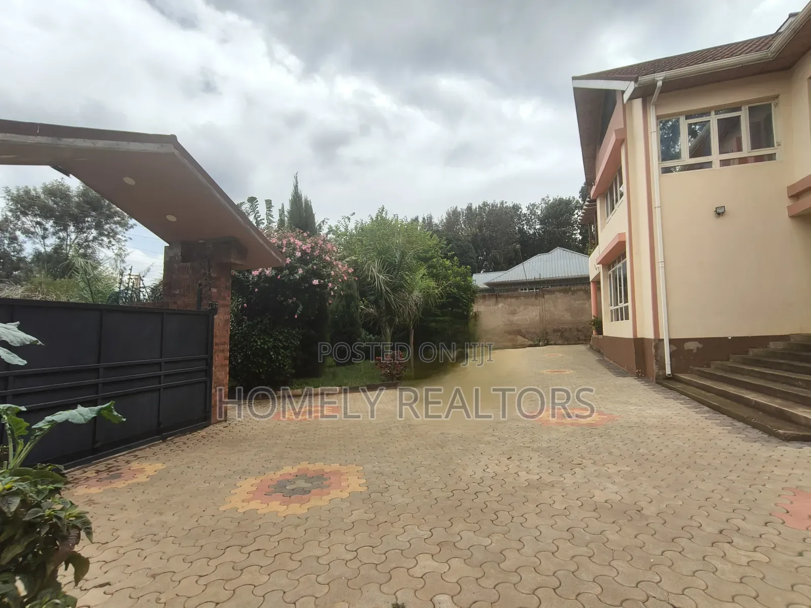 8bdrm Mansion in Kerarapon Drive for rent in Kerarapon