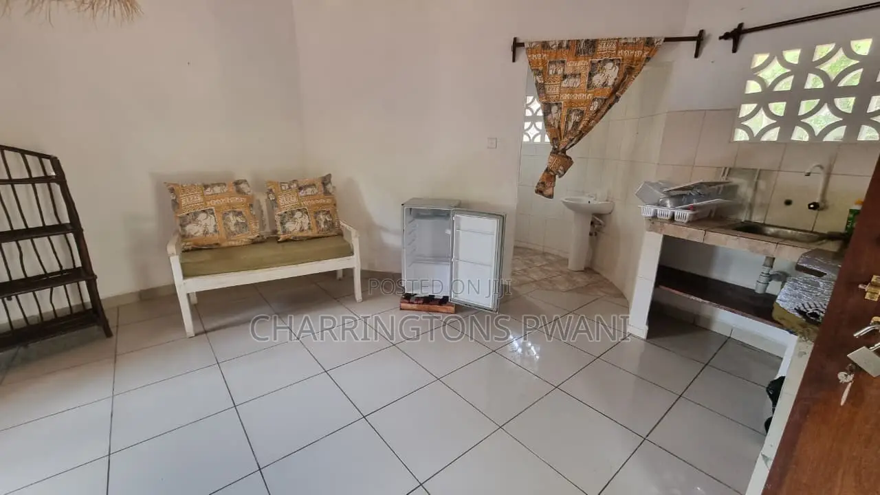 Makuti Studio With Pool Access, 2 Mins Drive to the Beach in Diani in Diani