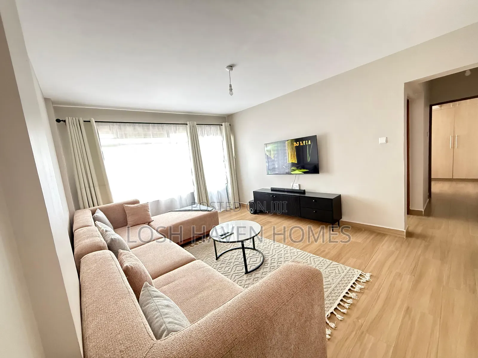 Modern 2 Bedroom Airbnb Roysambu TRM Secure Parking,Wifi in Roysambu