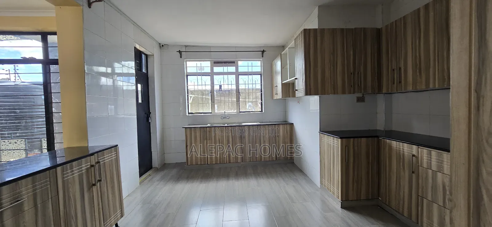 5bdrm Maisonette in Kamakis,Corner for sale in Kamakis