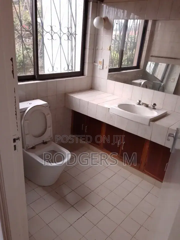 4bdrm Maisonette in State House Area for sale in State House Area