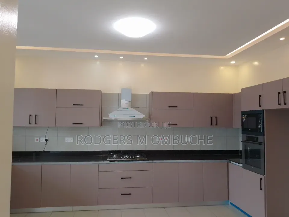 4bdrm Penthouse in State House Area for rent in State House Area