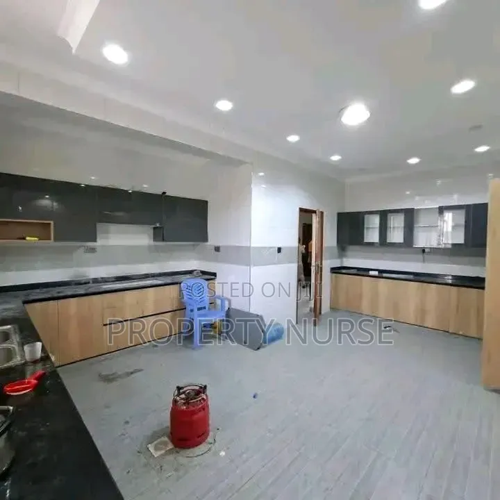 7bdrm Maisonette in Gateway Mall Area for rent in Gateway Mall Area
