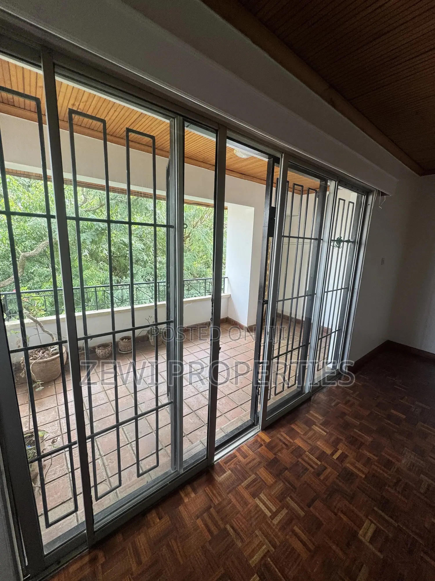 4bdrm Penthouse in State House Area for rent in State House Area