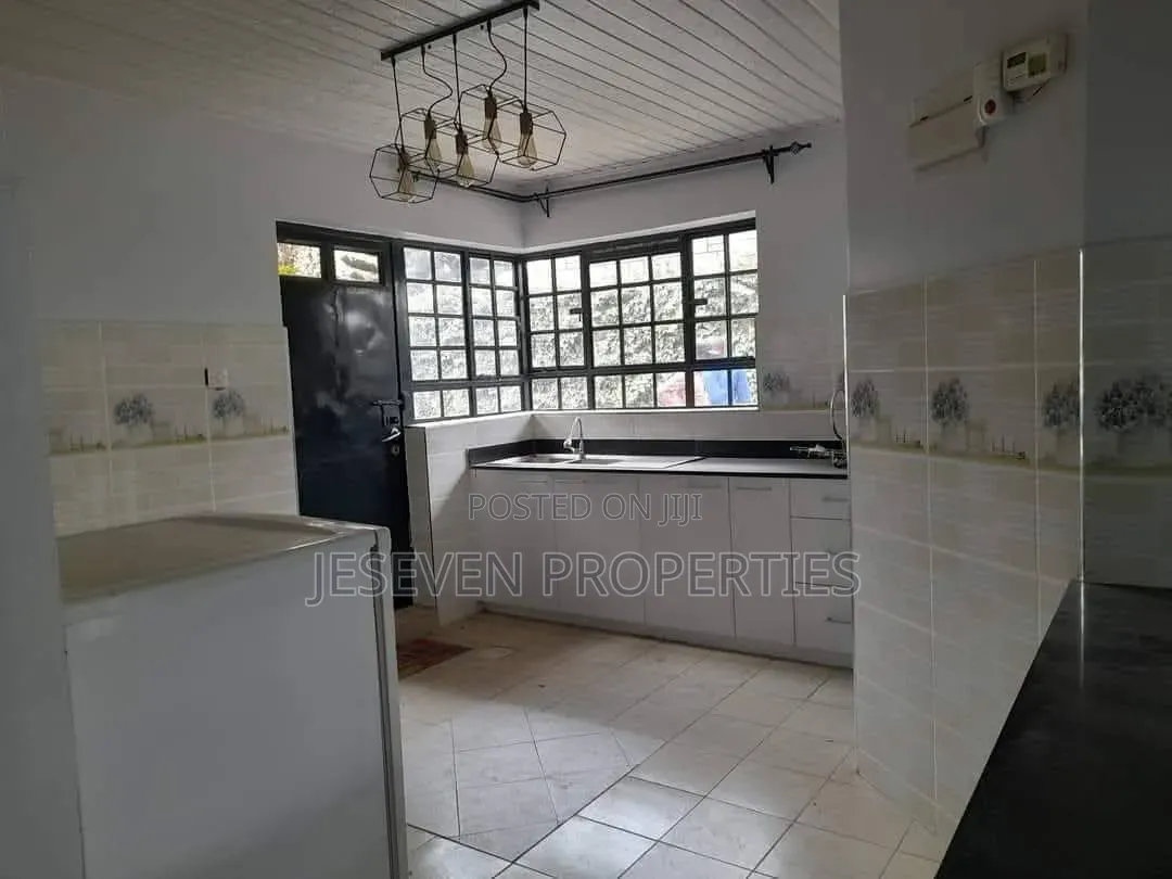 3bdrm Bungalow in Quarry Road, Viraj Area for sale in Viraj Area