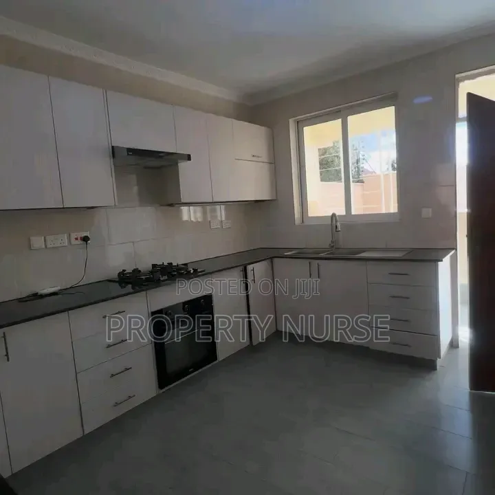 4bdrm Maisonette in Gateway Mall Area for sale in Gateway Mall Area