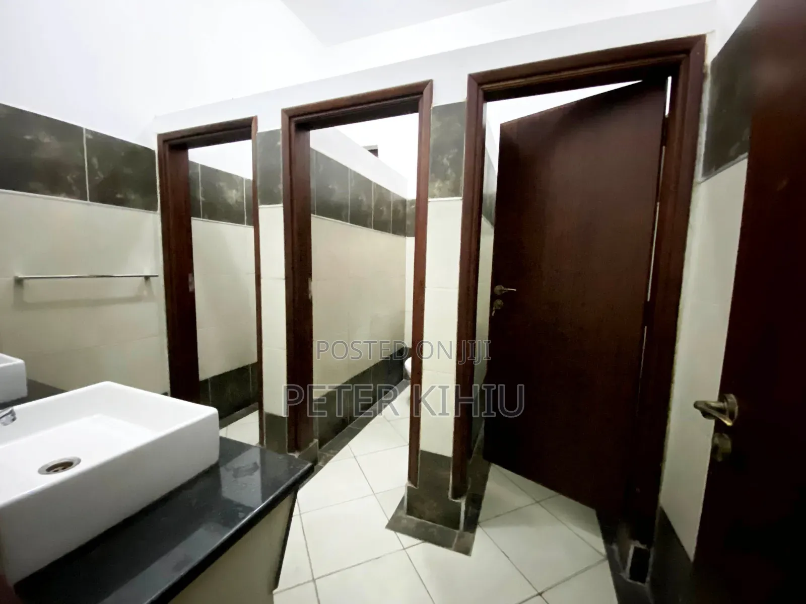 Godown to Let 10000sqft Along North Airport Road Embakasi in Nyayo Estate
