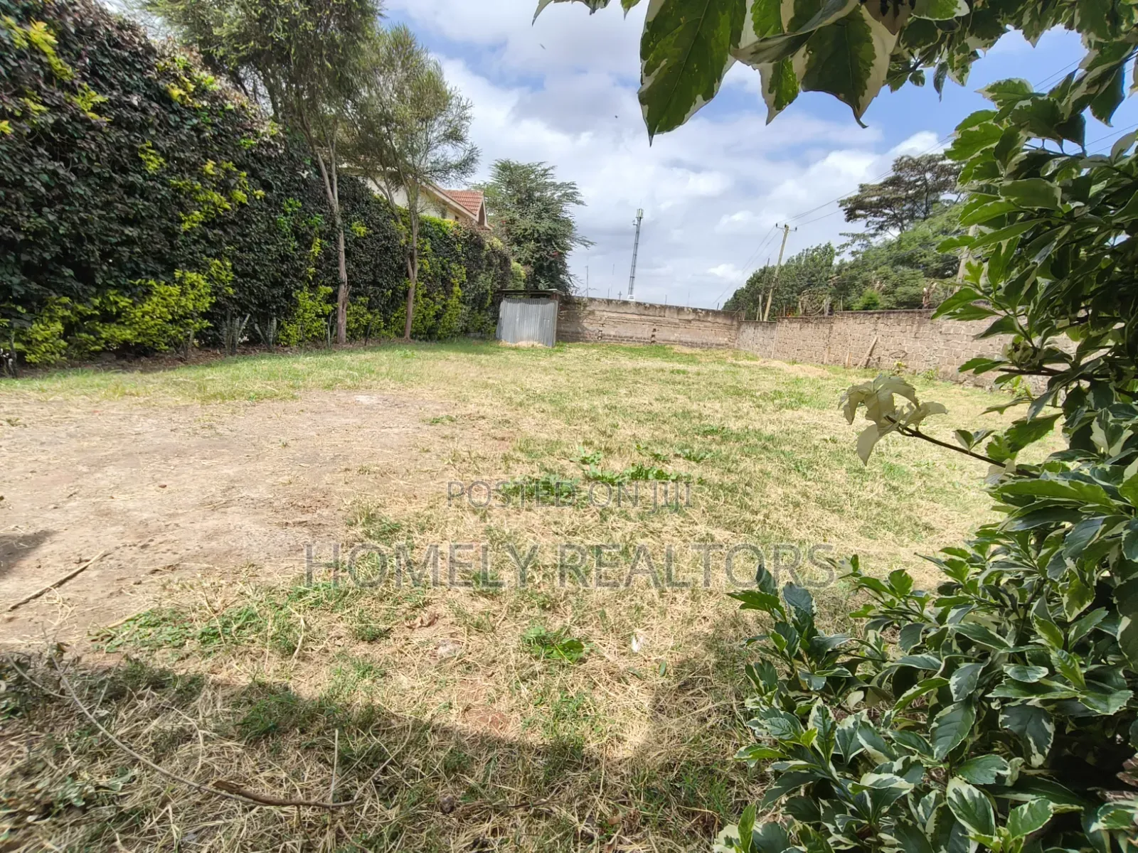 Large Eghth Acre Gated and Fenced Plot for Sale in Kerarapon Drive in Kerarapon