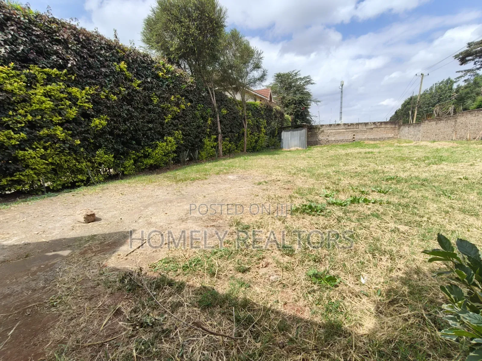 Large Eghth Acre Gated and Fenced Plot for Sale in Kerarapon Drive in Kerarapon