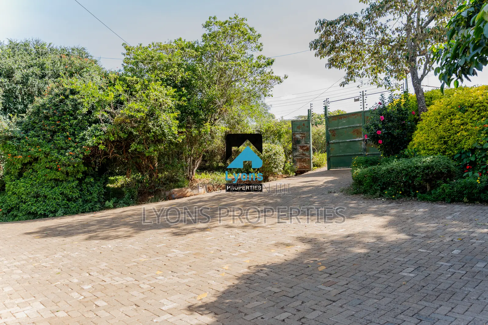 3/4 Acre Of Land For Sale In Maasailodge Including A 6 Bdrm in Maasai Lodge