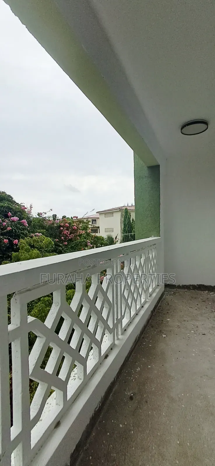 3bdrm Apartment in Kizingo for sale in Kizingo