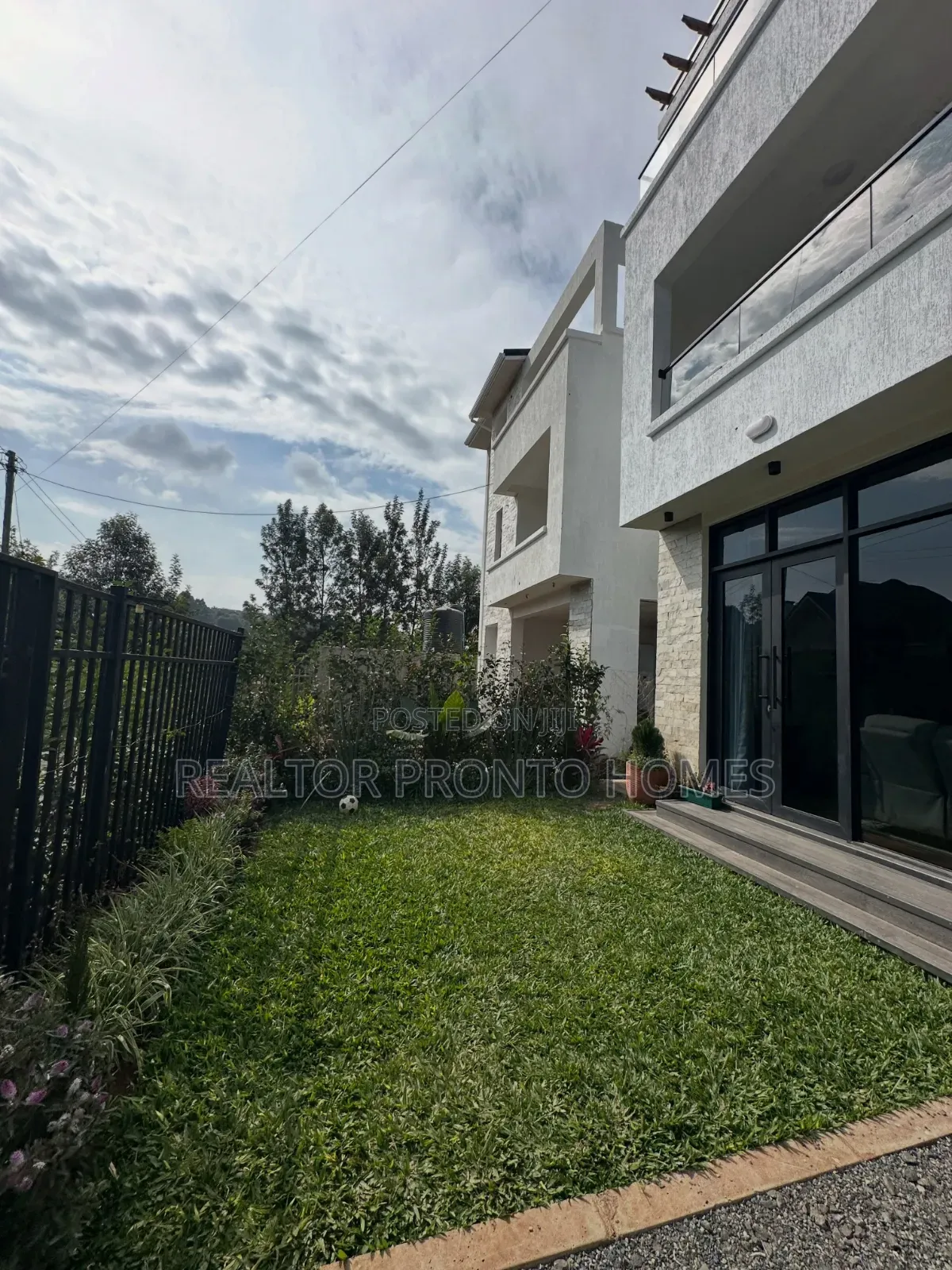 5bdrm Villa in Kerarapon for sale in Kerarapon