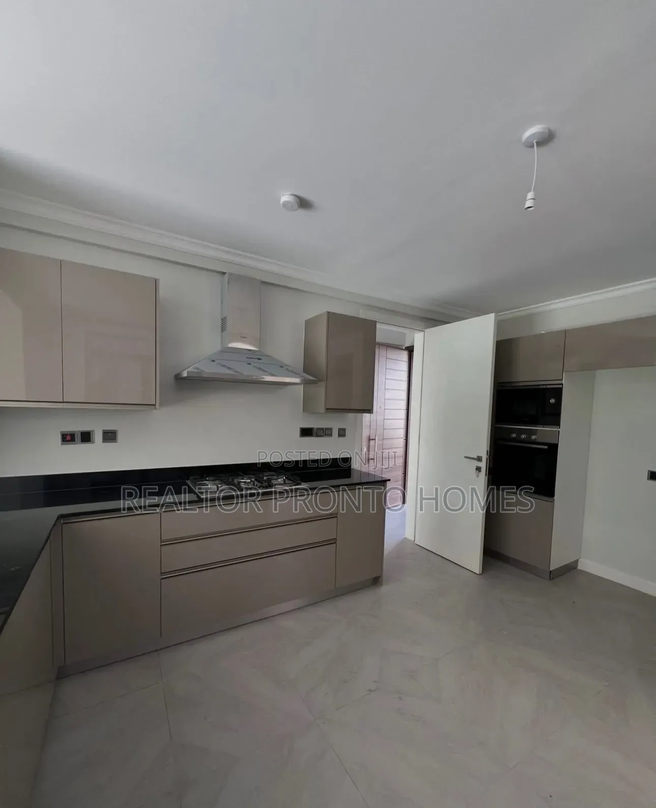 4bdrm Villa in Kiambu Road, Runda for sale in Runda