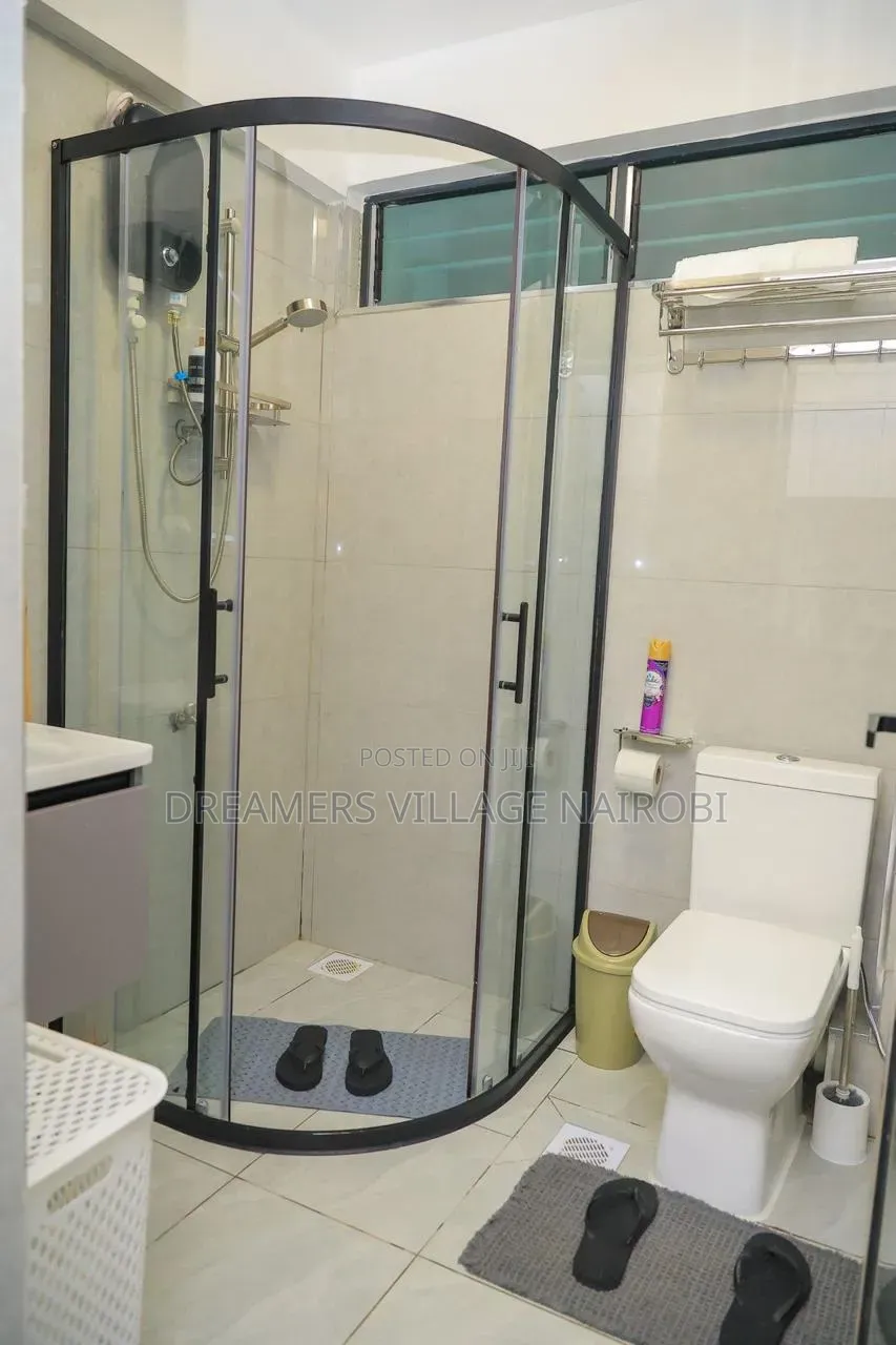 Cosy 1bedroom Airbnb in Westlands in Raphta Road Area