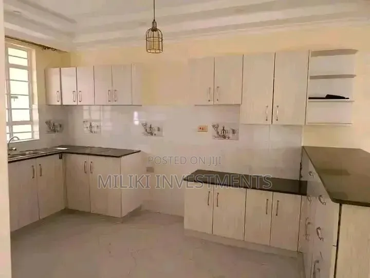 5bdrm Maisonette in Membley for sale in Membley Estate