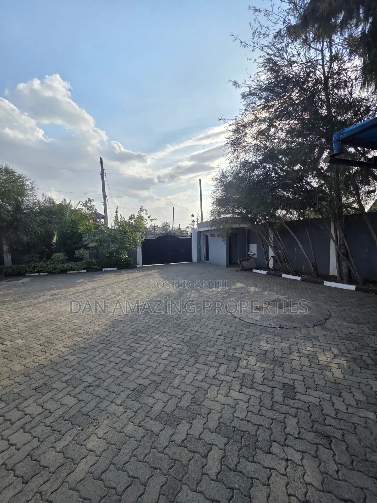 5bdrm Maisonette in Airport Rd On 1/4, Gateway Mall Area for sale in Gateway Mall Area